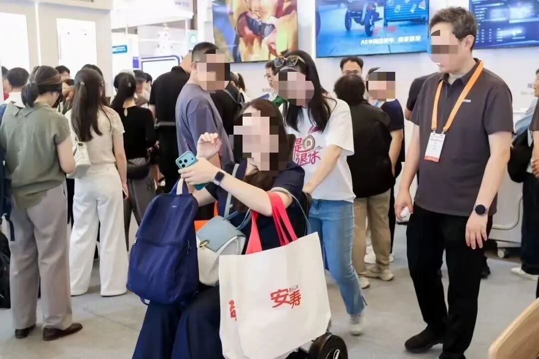 国内首款智能适老移动马桶落地:一键"召唤"至身边,AI精准排污,定价近3万元,离“普惠”刚需还有多远